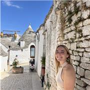 Profesora de ingles. Tengo el título B2 (first) por la escuela Cambrigde